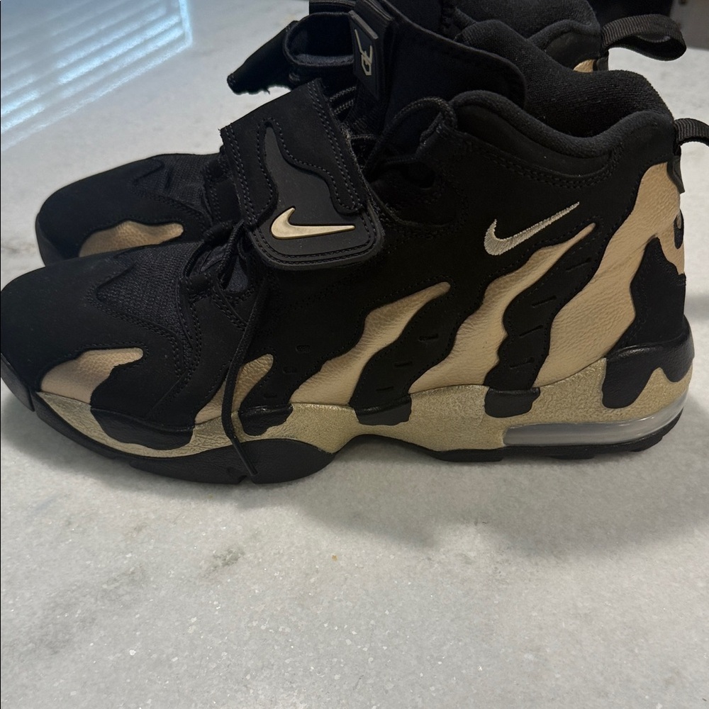 Nike men’s  Black and Cream Sneakers